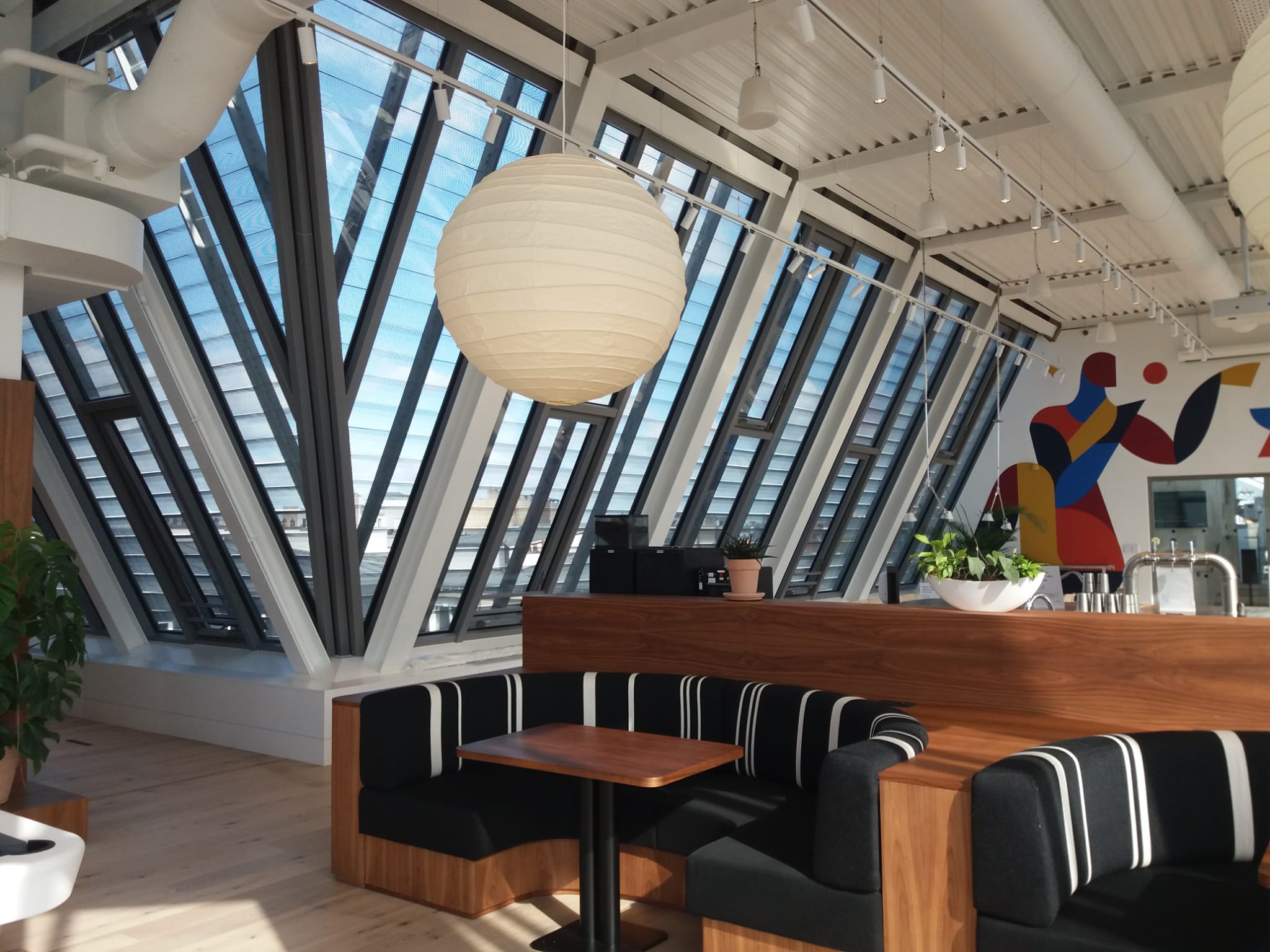 Estores automáticos instalados en Wework Paris